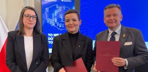 Wręczanie decyzji o dofinansowaniu w ramach programu FEnIKS. Od prawej Kinga Krause z Muzeum Gdańska, ministra kultury Marta Cienkowska oraz Waldemar Ossowski, dyrektor Muzeum Gdańska (fot. Muzeum Gdańska)