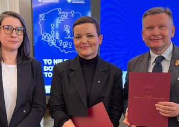 Wręczanie decyzji o dofinansowaniu w ramach programu FEnIKS. Od prawej Kinga Krause z Muzeum Gdańska, ministra kultury Marta Cienkowska oraz Waldemar Ossowski, dyrektor Muzeum Gdańska (fot. Muzeum Gdańska)