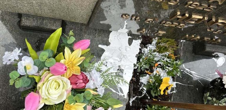 Zniszczony nagrobek rodziny Andrzeja Strzechminskiego (fot. archiwum Andrzeja Strzechmińskiego)