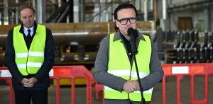 Minister aktywów państwowych Wojciech Balczun (P) i marszałek woj. pomorskiego Mieczysław Struk (L) (Fot. PAP/Adam Warżawa)