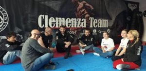 W centrum Klemens Ewald, karateka, zawodnik MMA, trener sportów walki (fot. Aleksandra Rutkowska)