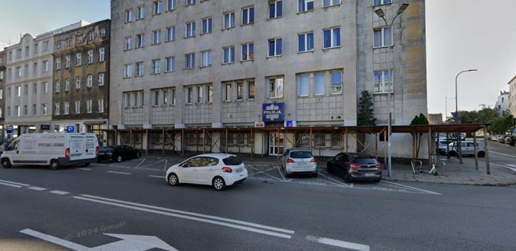 Dotychczasowa siedziba Komendy Miejskiej Policji w Gdyni - kamienica przy ulicy Portowej (fot. Google Street View)