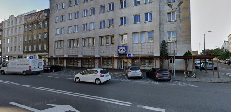 Dotychczasowa siedziba Komendy Miejskiej Policji w Gdyni - kamienica przy ulicy Portowej (fot. Google Street View)