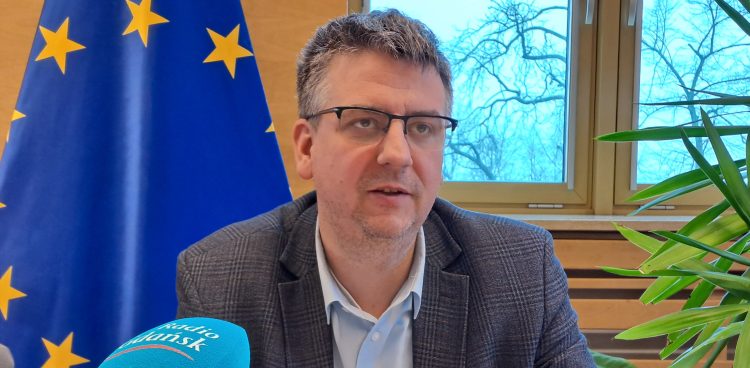 Zastępca wójta gminy Chojnice Janusz Szczepański zachęca mieszkających na terenie samorządu do sformalizowania miejsca zamieszkania (fot. Radio Gdańsk/Maria Sowisło)