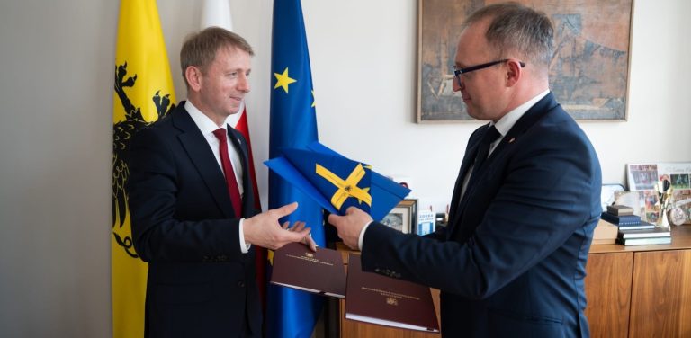 Umowę na dofinansowanie z wicemarszałkiem województwa pomorskiego Marcinem Skwierawskim (na zdjęciu z prawej) podpisał burmistrz Brus Witold Ossowski (Fot. UG Brusy)