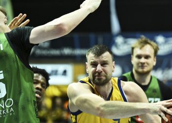 Gdynia, 03.04.2026. Koszykarz AMW Arki Gdynia Kamil £¹czyñski (C) i Jan Wójcik (L) z Miasta Szk³a Krosno podczas meczu Ekstraklasy, 3 bm. (gj) PAP/Adam Warżawa