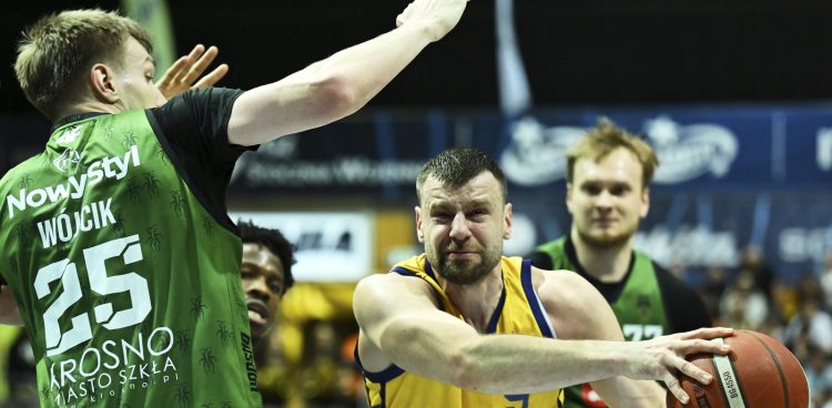 Gdynia, 03.04.2026. Koszykarz AMW Arki Gdynia Kamil £¹czyñski (C) i Jan Wójcik (L) z Miasta Szk³a Krosno podczas meczu Ekstraklasy, 3 bm. (gj) PAP/Adam Warżawa