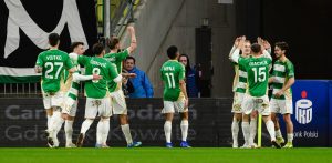 Gdañsk, 06.04.2026. Zawodnik Lechii Gdañsk Tomas Bobcek (3P) cieszy siê z bramki strzelonej podczas meczu 27. kolejki pi³karskiej Ekstraklasy z Koron¹ Kielce, 6 bm. (js) PAP/Marcin Gadomski