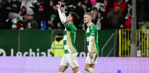 Gdañsk, 06.04.2026. Zawodnik Lechii Gdañsk Rifet Kapic (L) cieszy siê z bramki strzelonej podczas meczu 27. kolejki pi³karskiej Ekstraklasy z Koron¹ Kielce, 6 bm. (js) PAP/Marcin Gadomski