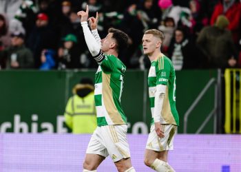 Gdañsk, 06.04.2026. Zawodnik Lechii Gdañsk Rifet Kapic (L) cieszy siê z bramki strzelonej podczas meczu 27. kolejki pi³karskiej Ekstraklasy z Koron¹ Kielce, 6 bm. (js) PAP/Marcin Gadomski