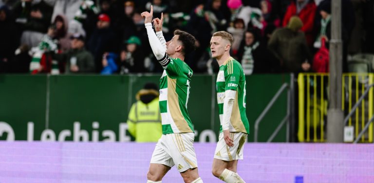 Gdañsk, 06.04.2026. Zawodnik Lechii Gdañsk Rifet Kapic (L) cieszy siê z bramki strzelonej podczas meczu 27. kolejki pi³karskiej Ekstraklasy z Koron¹ Kielce, 6 bm. (js) PAP/Marcin Gadomski