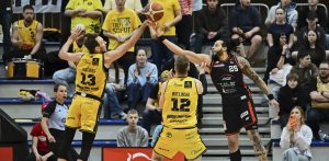 Sopot, 11.04.2026. Zawodnik Energi Trefla Sopot Mindaugas Kacinas (L) i Bryan Michael Griffin (P) z PGE Startu Lublin podczas meczu 26. kolejki Ekstraklasy koszykarzy, 11 bm. (js) PAP/Adam War¿awa