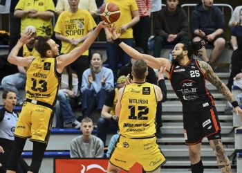 Sopot, 11.04.2026. Zawodnik Energi Trefla Sopot Mindaugas Kacinas (L) i Bryan Michael Griffin (P) z PGE Startu Lublin podczas meczu 26. kolejki Ekstraklasy koszykarzy, 11 bm. (js) PAP/Adam War¿awa