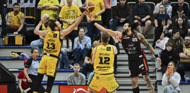 Sopot, 11.04.2026. Zawodnik Energi Trefla Sopot Mindaugas Kacinas (L) i Bryan Michael Griffin (P) z PGE Startu Lublin podczas meczu 26. kolejki Ekstraklasy koszykarzy, 11 bm. (js) PAP/Adam War¿awa