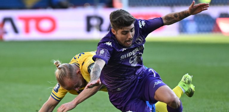 Gdynia, 19.04.2026. Pi³karz Arki Gdynia Dawid Gojny (ty³) i Alejandro Pozo (przód) z Jagiellonii Bia³ystok podczas meczu 29. kolejki Ekstraklasy, 19 bm. (mk) PAP/Adam War¿awa