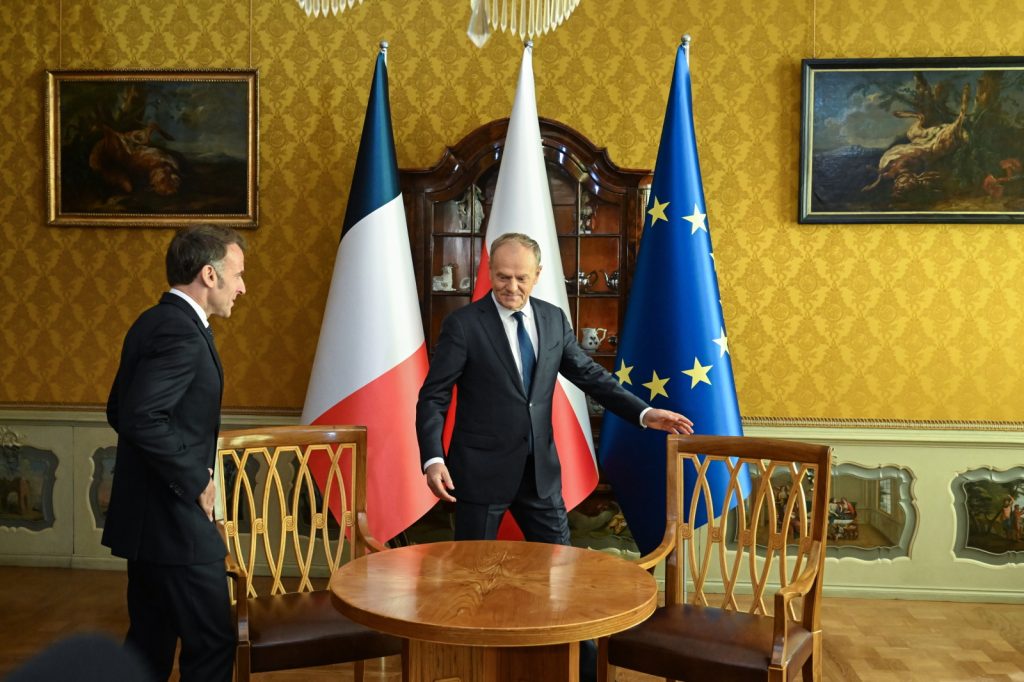 Gdańsk, 20.04.2026. Premier Donald Tusk (P) i prezydent Francji Emmanuel Macron (L) podczas spotkania w Sali Złotej w Domu Uphagena w Gdańsku