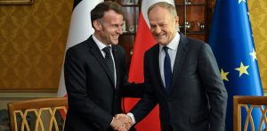 Premier Donald Tusk (P) i prezydent Francji Emmanuel Macron (L) podczas spotkania w Sali Złotej w Domu Uphagena w Gdańsku (Fot. PAP/Andrzej Jackowski)
