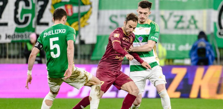 Gdañsk, 20.04.2026. Zawodnicy Lechii Gdañsk Ivan Zhelizko (L) i Bujar Pllana (P) oraz Jorge Felix (C) z Piasta Gliwice podczas meczu pi³karskiej Ekstraklasy, 20 bm. (js) PAP/Marcin Gadomski