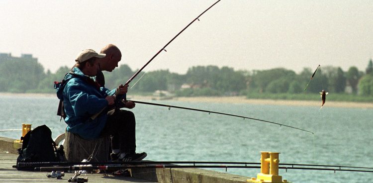 Wędkarze na molo w Sopocie (fot. KFP/Wojtek Jakubowski)