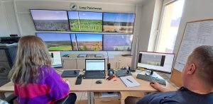 Zintegrowany Punkt Alarmowo-Dyspozycyjny w Komendzie Powiatowej Państwowej Straży Pożarnej w Człuchowie to pierwszy na Pomorzu system monitorowania pożarów lasów (fot. Radio Gdańsk/Maria Sowisło)