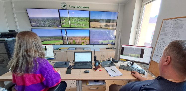 Zintegrowany Punkt Alarmowo-Dyspozycyjny w Komendzie Powiatowej Państwowej Straży Pożarnej w Człuchowie to pierwszy na Pomorzu system monitorowania pożarów lasów (fot. Radio Gdańsk/Maria Sowisło)