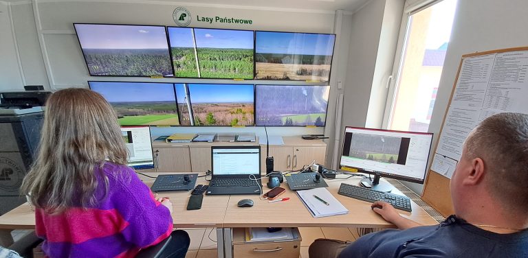 Zintegrowany Punkt Alarmowo-Dyspozycyjny w Komendzie Powiatowej Państwowej Straży Pożarnej w Człuchowie to pierwszy na Pomorzu system monitorowania pożarów lasów (fot. Radio Gdańsk/Maria Sowisło)