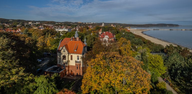 Sopot. Na pierwszym planie Muzeum Sopotu (fot. KFP/Krzysztof Mystkowski)