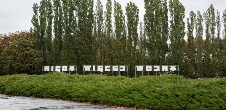 Muzeum Westerplatte powstanie w miejscu obecnego napisu „Nigdy więcej wojny” (fot. KFP/Anna Rezulak)