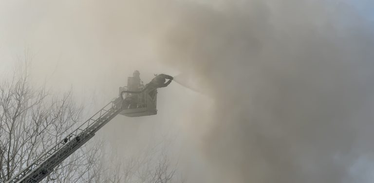 Strażacy walczą z pożarem pustostanów w Kobylnicy (fot. Radio Gdańsk/Łukasz Kosik)