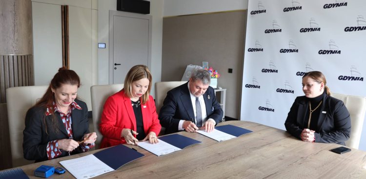 prezydent Gdyni Aleksandra Kosiorek, wiceprezydentka Oktawia Gorzeńska, dyrektor ZSCHiE Dorota Kotwicka, prezes Ośrodka Badawczo-Rozwojowego CTM Marcin Wiśniewski (Fot. Dorota Patzer/gdynia.pl)