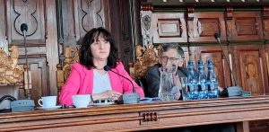 Iwona Skocka, przewodnicząca Komisji Skarg, Wniosków i Petycji przy Radzie Miejskiej Chojnic. Na zdjęciu z radnym Antonim Szlangą (fot. Radio Gdańsk/Maria Sowisło)