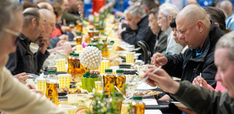 Hala 100-lecia Sopotu. Wielkanocne śniadanie dla potrzebujących. 19.04.2025 (fot. Anna Rezulak / KFP)