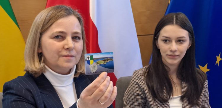 Kartę seniora prezentuje zastępca dyrektora Gminnego Ośrodka Pomocy Społecznej w Chojnicach Maria Wierzbowska (fot. Radio Gdańsk/Maria Sowisło)