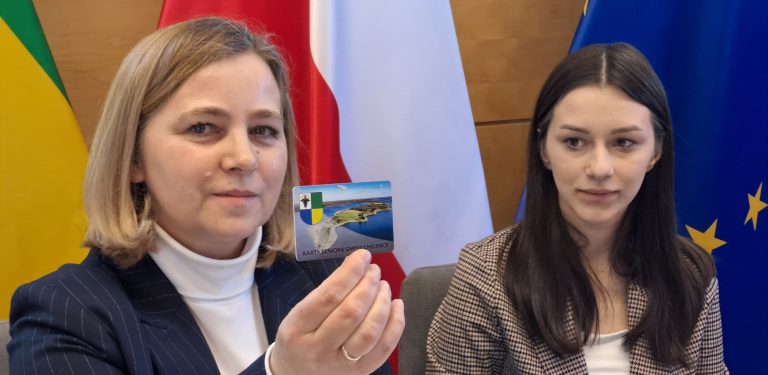 Kartę seniora prezentuje zastępca dyrektora Gminnego Ośrodka Pomocy Społecznej w Chojnicach Maria Wierzbowska (fot. Radio Gdańsk/Maria Sowisło)