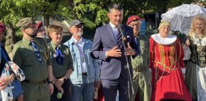 82. rocznica otwarcia drogi na Rzym. Lech Parell przemawia w czasie uroczystości w Gdańsku (fot. Radio Gdańsk/Anna Kobryń)