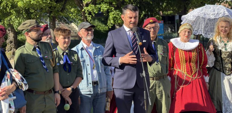 82. rocznica otwarcia drogi na Rzym. Lech Parell przemawia w czasie uroczystości w Gdańsku (fot. Radio Gdańsk/Anna Kobryń)