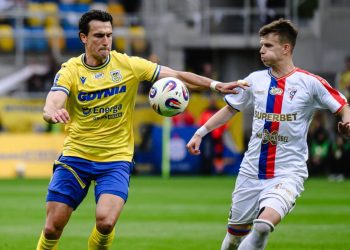 Piłkarz Arki Gdynia Dominick Zator (L) i Patrik Hellebrand (P) z Górnika Zabrze podczas zaległego meczu 31. kolejki Ekstraklasy. Gdynia, 13.05.2026 r. (fot. PAP/Marcin Gadomski)