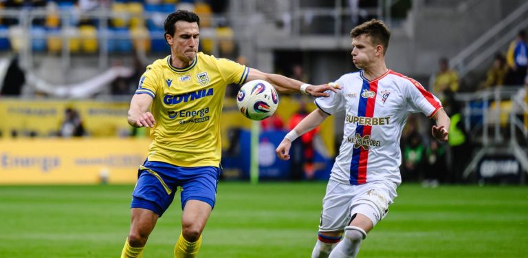 Piłkarz Arki Gdynia Dominick Zator (L) i Patrik Hellebrand (P) z Górnika Zabrze podczas zaległego meczu 31. kolejki Ekstraklasy. Gdynia, 13.05.2026 r. (fot. PAP/Marcin Gadomski)