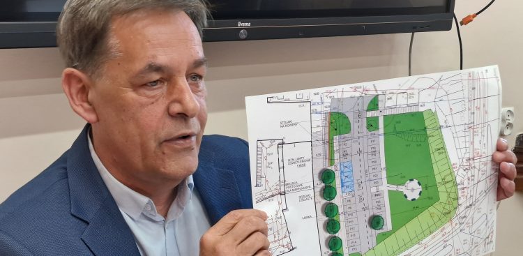 Burmistrz Chojnic Arseniusz Finster zaprezentował koncepcję budowy parkingu przy starym szpitalu w Chojnicach (fot. Radio Gdańsk/Maria Sowisło)