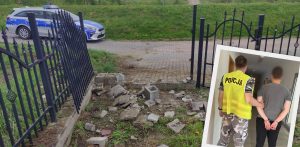 Pijany wjechał samochodem w ogrodzenie cmentarza w Prokowie koło Kartuz (fot. KPP w Kartuzach)
