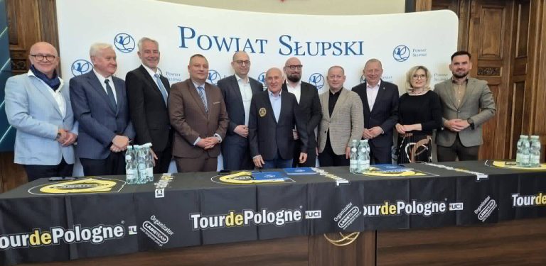 Podpisanie umowy w sprawie wyścigu Tour de Pologne. W centrum Czesław Lang. Słupsk, 12.05.2026 r. (fot. Radio Gdańsk/Przemysław Woś)