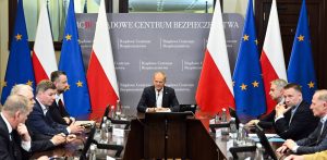 Odprawa premiera Donalda Tuska z udziałem ministrów i przedstawicieli służb (fot. PAP/Radek Pietruszka)