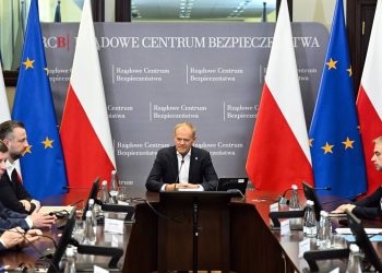 Odprawa premiera Donalda Tuska z udziałem ministrów i przedstawicieli służb (fot. PAP/Radek Pietruszka)
