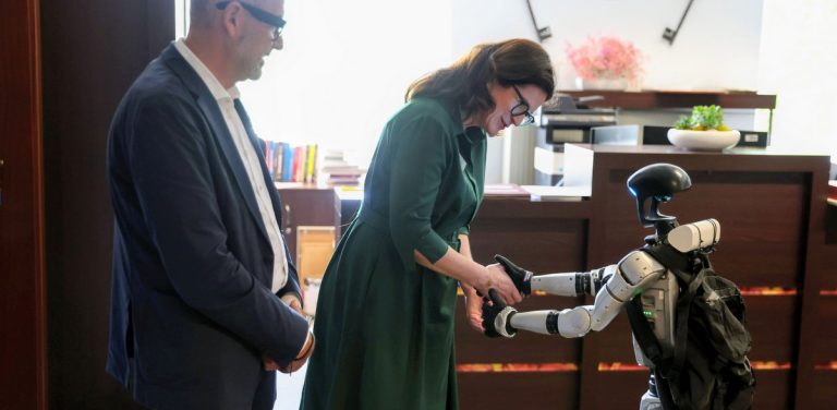 Przywitanie robota Edwarda Warchockiego z prezydent Aleksandrą Dulkiewicz (fot. UM Gdańsk/gdansk.pl/Dominik Paszliński)