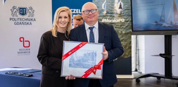 Emilia Lodzińska, zastępczyni prezydent Gdańska oraz rektor PG prof. Krzysztof Wilde. Otwarcie Ośrodka Szkolenia Morskiego Politechniki Gdańskiej w Sobieszewie, 23.05.2026 r. (fot. Politechnika Gdańska)