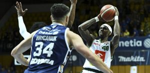 Gdynia, 28.05.2026. Zawodnik AMW Arki Gdynia Adam Hrycaniuk (L) i Chavaughan Lewis (P) z Orlen Zastalu Zielona Góra podczas drugiego meczu półfinałowego Ekstraklasy koszykarzy. Gdynia, 28.05.2026 r. (PAP/Adam Warżawa)