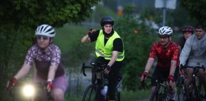 Influencer Piotr Hancke (2L), znany jako Łatwogang na trasie charytatwynego przejazdu rowerowego z Zakopanego do Gdańska. Pcim (pow. myślenicki), 22.05.2026 r. (fot. PAP/Łukasz Gągulski)