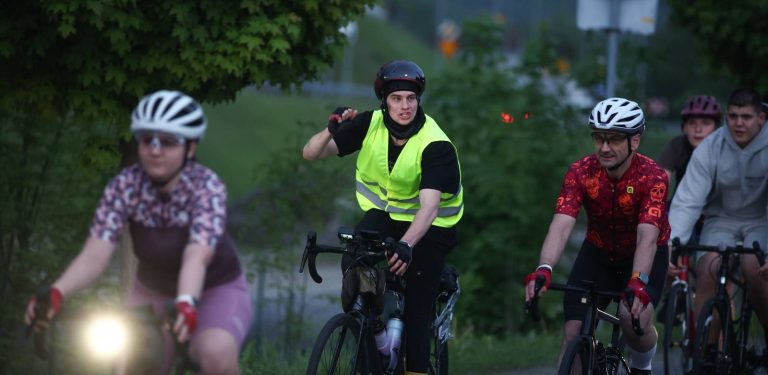 Influencer Piotr Hancke (2L), znany jako Łatwogang na trasie charytatwynego przejazdu rowerowego z Zakopanego do Gdańska. Pcim (pow. myślenicki), 22.05.2026 r. (fot. PAP/Łukasz Gągulski)