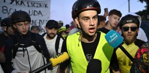 Influencer Piotr Hancke (C), znany jako Łatwogang przyjechał do Gdańska (fot. PAP/Adam Warżawa)