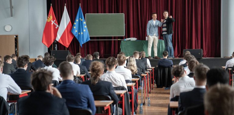 Egzamin maturalny z języka polskiego w Zespole Szkół Łączności w Gdańsku. 05.05.2025 r. (fot. Paweł Marcinko / KFP)